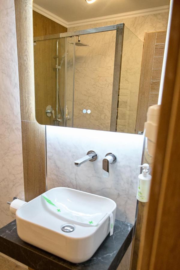 Hotel Eden Rymnik Zewnętrze zdjęcie