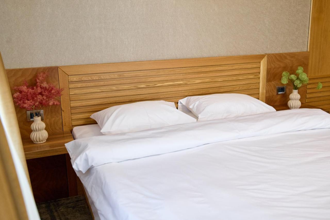 Hotel Eden Rymnik Zewnętrze zdjęcie