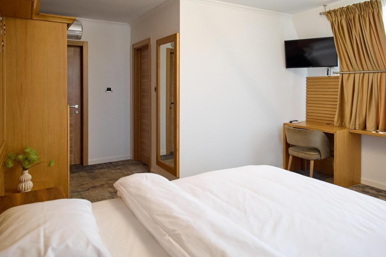 Hotel Eden Rymnik Zewnętrze zdjęcie