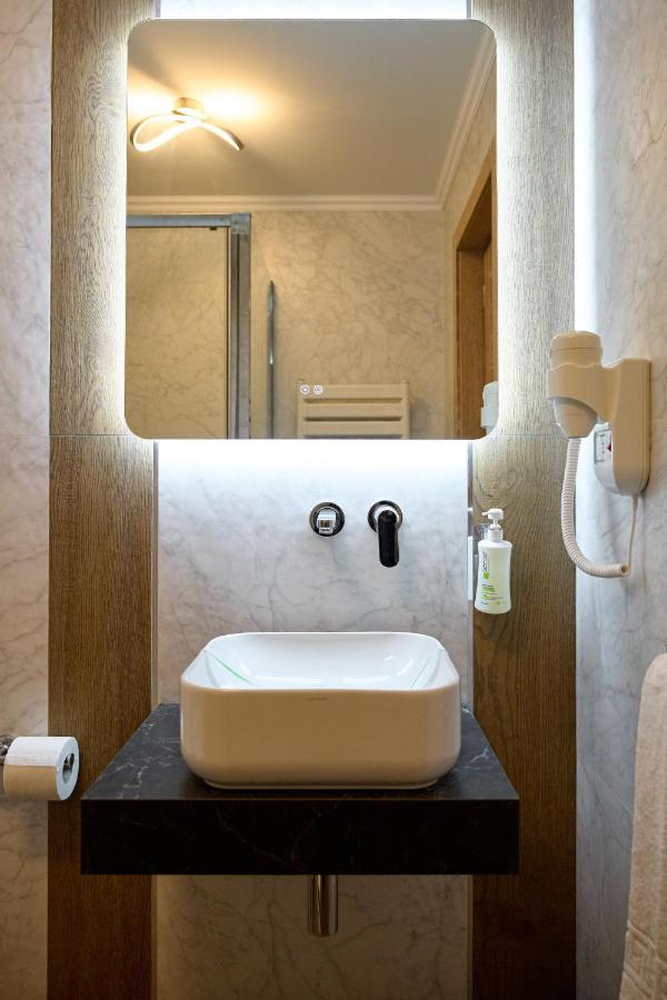 Hotel Eden Rymnik Zewnętrze zdjęcie