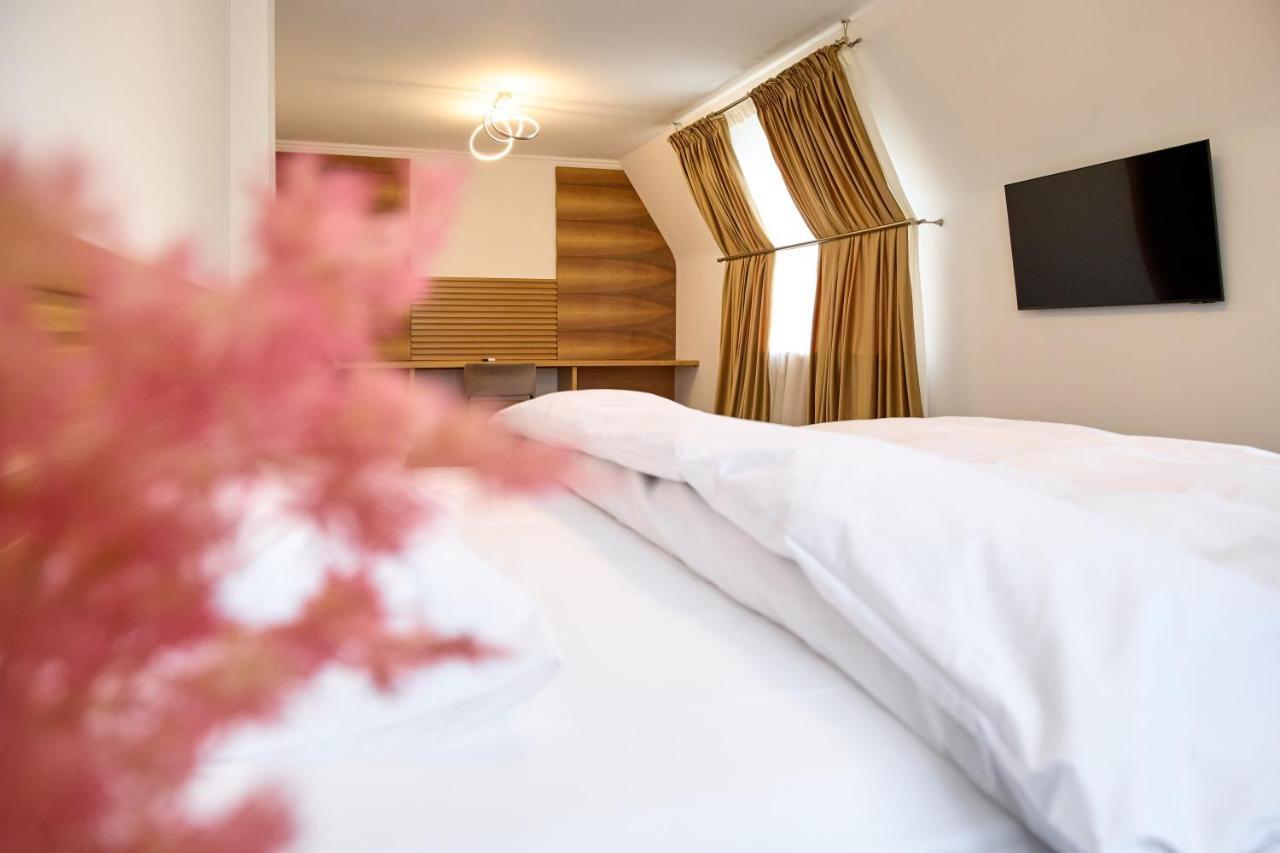 Hotel Eden Rymnik Zewnętrze zdjęcie