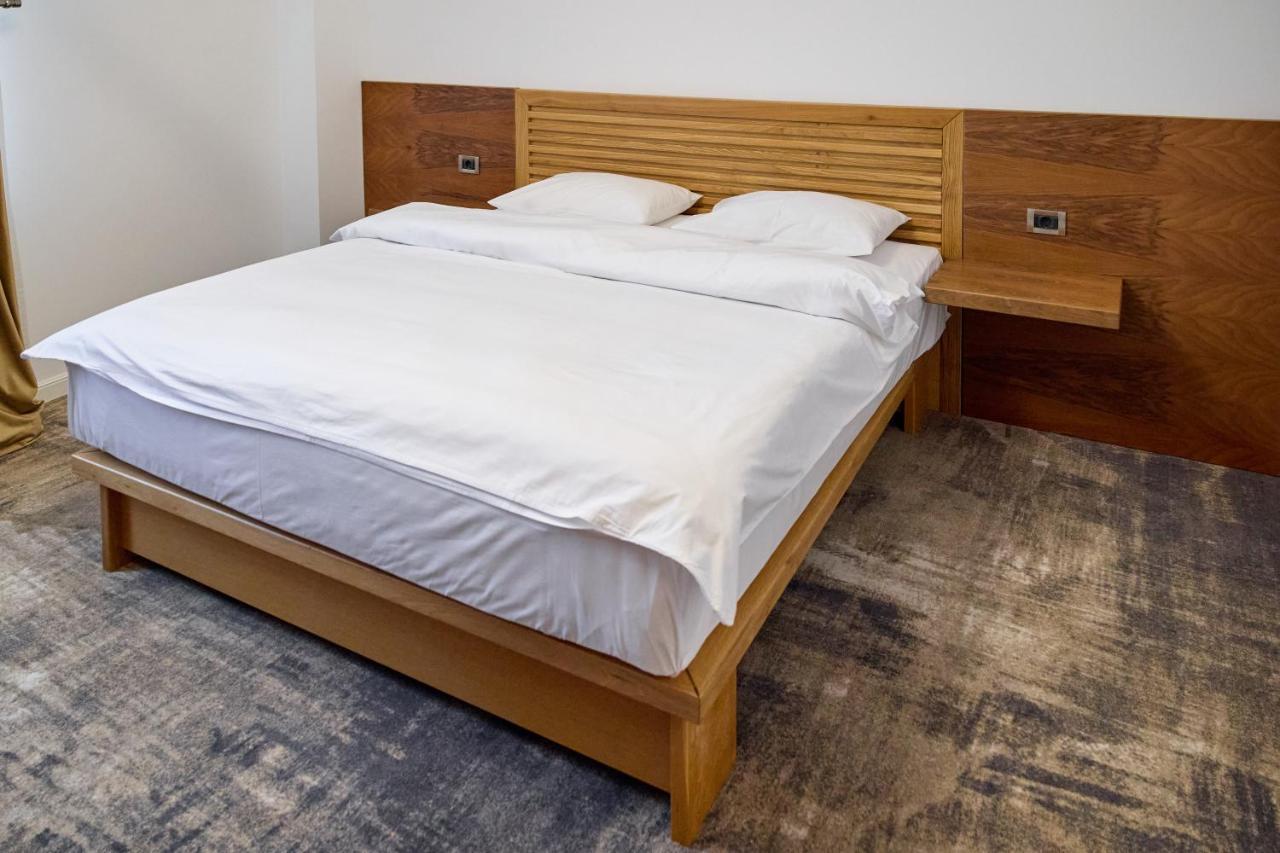 Hotel Eden Rymnik Zewnętrze zdjęcie